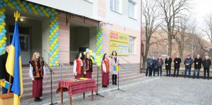 Прикарпаття: Не доведеться тулитися в пристосованих приміщеннях